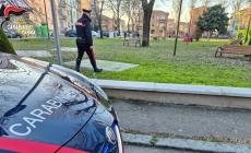 Vede i carabinieri e si nasconde dietro le auto in sosta in via Mordacci: nei pantaloni aveva 100 grammi di hashish. Arrestato un 20enne
