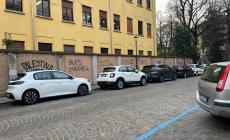Vandali in azione alla scuola Chieppi: scritte sui muri - Le foto