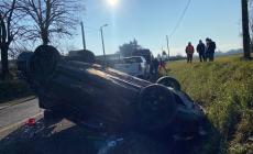 Si ribalta su strada Argini, finendo nel fosso: auto distrutta, conducente miracolosamente illeso - Foto