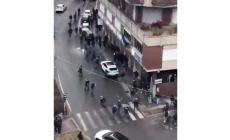 Bus di tifosi del Bologna passa davanti al bar di supporter del Como: tafferugli - Video 