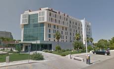 Bombe carta esplose nella notte sotto l'hotel del Parma a Lecce: sono intervenuti gli artificieri, la Digos indaga