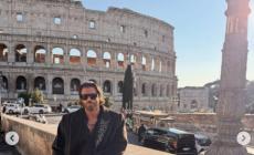 Can Yaman davanti al Colosseo: 'Fake news su di me, cara stampa italiana non seguite la stampa turca'