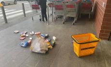 Tenta di scippare la spesa in via Emilia Est: non riesce e scappa