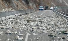 Calestano, centinaia di massi rimossi dalle reti di recinzione sulla provinciale 15 - Foto 