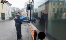 Fuma sul bus, viene ripreso dall'autista, e lui si vendica spaccando il vetro dell&rsquo;autobus. Denunciato per danneggiamento