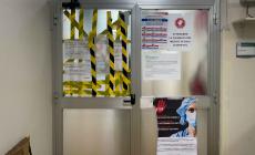 Paura in Guardia medica: pretende un farmaco, ma non glielo prescrivono. Si scaglia contro una porta a vetri e la manda in frantumi: denunciato