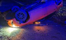 San Secondo, violento scontro fra tre auto: due feriti, ribaltata una delle vetture - Foto 