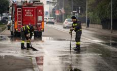 Via Traversetolo: si rompe un tubo, allagamento in strada. Intervengono i vigili del fuoco e i tecnici - Foto Video 