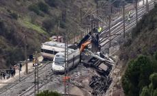 Spagna, quarto incidente ferroviario in 4 giorni: treno contro gru, ci sono feriti 