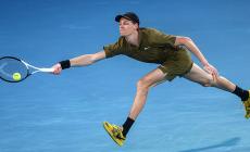 Sinner batte Ducksworth in un'ora e 49' e va al terzo turno. Musetti batte Sonego 