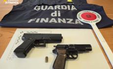 Ruba il cellulare di una ragazza in un locale, poi la minaccia con una pistola: denunciato 37enne parmigiano 