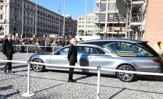 L'addio a Valentino a Roma: lungo abbraccio tra Anne Hathaway e i familiari dello stilista - Foto