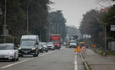 Via Traversetolo, ancora code dopo la rottura della condotta idrica. Senso unico in direzione nord-sud, deviato il traffico verso il centro fino al 28 gennaio - Video