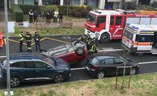 Via Picasso, auto si ribalta in mezzo alla strada - Foto