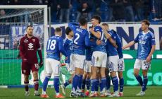 Il Cagliari (2-1) espugna il Franchi  e rimanda all'inferno la Fiorentina. Lecce e Lazio senza reti. 6-0, il Como gioca a tennis con il Torino - Risultati e classifica