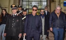 Il giudice accoglie il ricorso di Alfonso Signorini: Fabrizio Corona non pu&ograve; pubblicare la puntata di "Falsissimo". Il fotografo impugner&agrave; la decisione