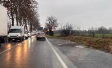 Camion "incastrato" ad un incrocio: coda sulla via Emilia tra Sanguinaro e Parola