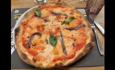 Pizzeria Tramonti: a metro o tirata la pizza classica e sapori campani