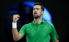 Australian Open, Djokovic vince il duello con Sinner al quinto set e va in finale: sfider&agrave; Alcaraz 