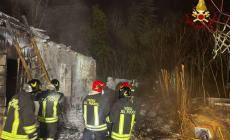 Incendio nella notte: diverse squadre dei vigili del fuoco in via Po, distrutte due baracche - Foto 