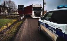 Camion fuori strada a Castellina: disagi alla circolazione 