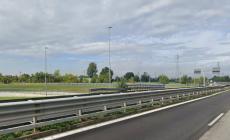 Nella notte, auto contro un muro in tangenziale ovest: un ferito