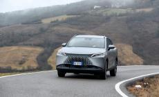 Irresistibile Omoda 7. Al volante del Suv cinese in versione super ibrida