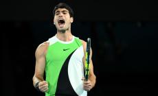 Alcaraz trionfa agli Australian Open, Djokovic ko (2-6, 6-2, 6-3, 7-5): &egrave; il pi&ugrave; giovane a completare il Grande Slam della carriera