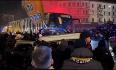 L'arrivo del bus dei crociati, sale ancora il tifo - Video