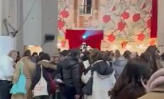 Torna Librokilo (fino alle 19): un successo da oltre cento metri di coda in borgo delle Colonne - Video: una coda lunghissima