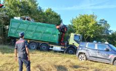 Settantacinque auto e diciotto macchine agricole in una discarica illegale a Neviano: bonificata e sequestrata l'area