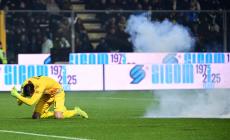 In condizioni critiche il tifoso ferito dopo il lancio del petardo a Cremona