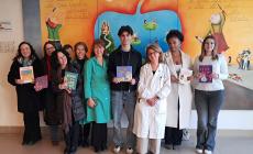 Il cuore grande dei giovani: gli studenti della Scuola per l&rsquo;Europa  donano libri ai piccoli pazienti dell&rsquo;Ospedale dei Bambini