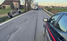 Polesine, auto si rovescia nel canale: due donne trasportate all'ospedale di Fidenza