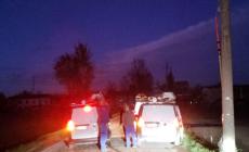 Un mezzo al lavoro trancia i cavi della media tensione: blackout a Polesine