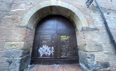 Imbrattato il portone del Vescovado 