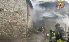 Corniglio, casa in fiamme: anziana finisce al centro ustionati. Vigili del fuoco ancora al lavoro  - Video