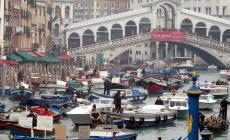 Barca in avaria urta un altro mezzo e 2 gondole sul Canal Grande a Venezia, 8 persone in acqua