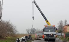 Via Colorno, camion si ribalta e finisce nel canale: strada riaperta