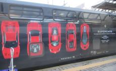 In stazione cinque &laquo;supercar&raquo; Ferrari sul treno dei pendolari