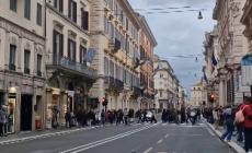 Valigia sospetta, paura in via del Corso, transennata l'area