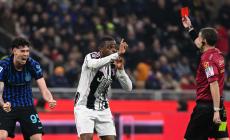 Inter-Juve, emozioni e sviste, 3-2: bianconeri in dieci, tre punti fondamentali per Chivu.  Fiorentina, 2-1 a Como. L'Atalanta espugna l'Olimpico (2-0 alla Lazio) - Risultati e classifica