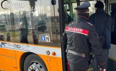 Caos in via Emilia Ovest, giovane senza biglietto blocca il bus e chiama il 112 per farsi "liberare": denunciato 