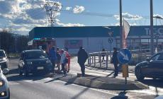 Auto sull'aiuola spartitraffico: un ferito