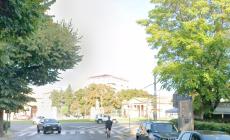 Cade dalla bici in via Spezia e finisce all'ospedale