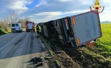 Camion fuori strada, disagi a Pilastrello: trasportava pomodori in sacchi da 2 quintali l'uno. Via Martiri della Liberazione, investito un 25enne 