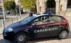 In auto con droga e una lama pericolosa: nei guai un 27enne