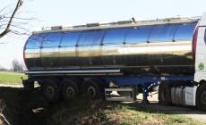 Mezzo pesante fuori strada nelle campagne di Polesine Zibello