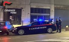 Lancia i cassonetti in strada e sferra pugni alle auto in sosta: arrestato 48enne in zona stazione 