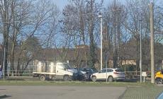 Paura a Collecchio, scontro tra un'auto e un camioncino, coinvolta una seconda vettura: carburante sull'asfalto